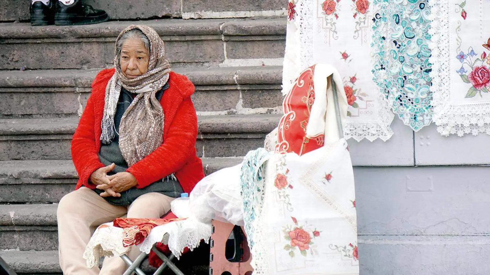 Mujer de la tercera edad con ropa abrigadora